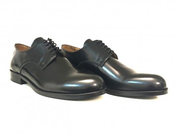 Stringata elegante da uomo in pelle nera
