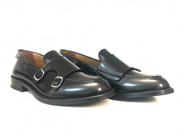 Mocassino con fibbie in pelle abrasivata nera