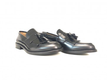 Mocassino con frangia e nappine in pelle spazzolata nera