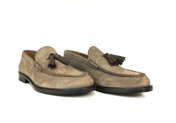Mocassino con nappine in camoscio tortora con nappine in pelle testa di moro