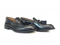 Mocassino con nappine in pelle spazzolata nera