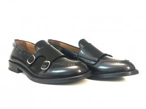 Mocassino con fibbie in pelle abrasivata nera