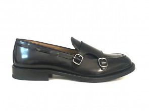 Mocassino con fibbie in pelle abrasivata nera