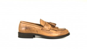 Mocassino con frangia e nappine in pelle cuoio antico